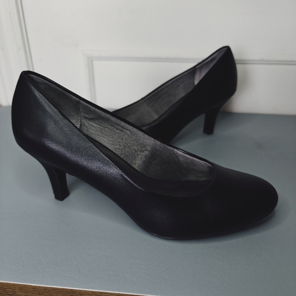 Classic black heels - office - Size 8.5M - Picture 9 of 11